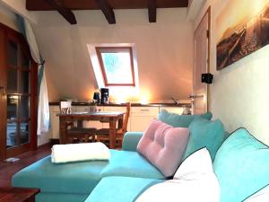 ein Wohnzimmer mit einem Sofa und einem Tisch in der Unterkunft Haus am Wald Klingberg in Klingberg