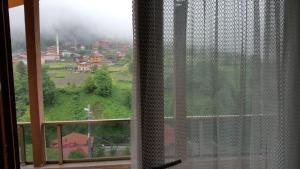 ein Fenster mit Bergblick in der Unterkunft Uzungol Comfort Residence in Uzungöl