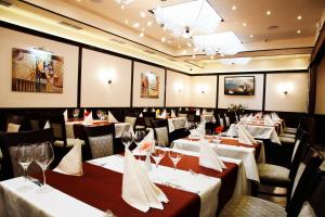 A restaurant or other place to eat at Favorit Hotel