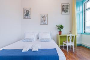 リスボンにあるC&O Guest House Lisbonのベッドルーム1室(ベッド1台、テーブル、窓付)