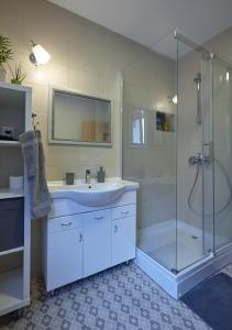 Un baño con ducha de cristal y lavabo. en Take 5, en Belgrado