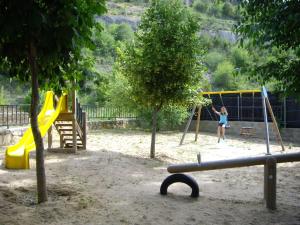 - une balançoire pour enfants sur l'aire de jeux dans l'établissement VUT Vivienda de uso turístico la Risca, à Molinos de Papel