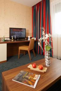 TV a/nebo společenská místnost v ubytování MT Hotel