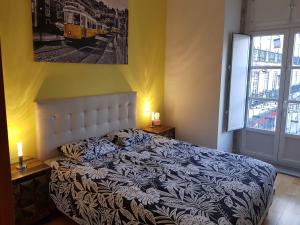 1 dormitorio con 1 cama y una foto en la pared en La PERLE de Lisbonne !, en Lisboa