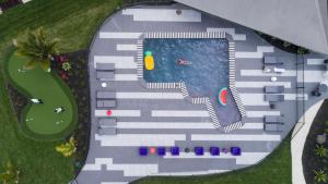 an overhead view of a swimming pool in a yard at Naumi Auckland Airport Hotel in Auckland