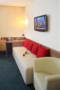 TV a/nebo společenská místnost v ubytování MT Hotel