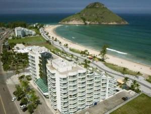 un gran edificio junto a una playa y el océano en Apartamento Marina, en Río de Janeiro