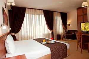 A television and/or entertainment centre at Favorit Hotel