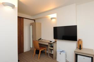 Uma TV ou centro de entretenimento em Hotel Sunriver Shimanto