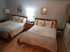 Postel nebo postele na pokoji v ubytování Pinecone Motel