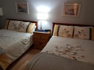 Postel nebo postele na pokoji v ubytování Pinecone Motel