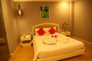 Giường trong phòng chung tại KaKa Hotel Han River