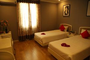 Giường trong phòng chung tại KaKa Hotel Han River