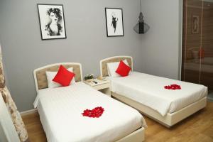 Giường trong phòng chung tại KaKa Hotel Han River