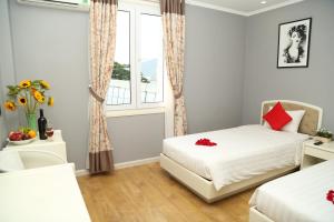 Giường trong phòng chung tại KaKa Hotel Han River
