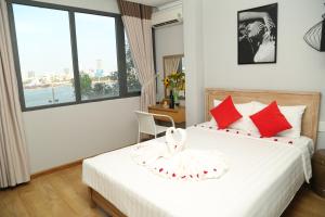 Giường trong phòng chung tại KaKa Hotel Han River