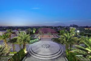 einen Blick über einen Innenhof mit Palmen in der Unterkunft ASTON Madiun Hotel & Conference Center in Madiun