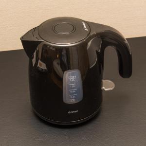 a black tea kettle is sitting on a table at HATAGO INN Fukushima Hirono in Hirono