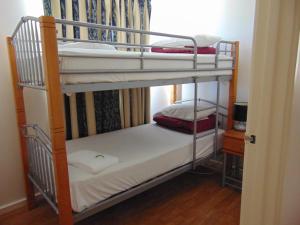 - deux lits superposés dans une chambre dans l'établissement Fremantle Village, à Fremantle