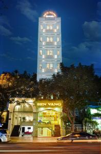 un grand bâtiment avec un panneau devant un magasin dans l'établissement Sen Vang Hotel, à Đà Nẵng