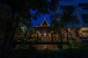 een gebouw met een spits in de nacht bij Mekong Angkor Palace Inn in Siem Reap