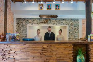 Členové personálu v ubytování Mekong Angkor Palace Inn
