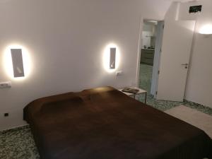 セス・サリネスにあるCasa Farah Mallorcaのベッドルーム1室(ベッド1台、壁に照明2つ付)