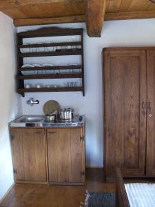 La cuisine est équipée d'un évier et d'une armoire en bois. dans l'établissement Ethno Village Stara Lonja, à Lonja 37 autres photos