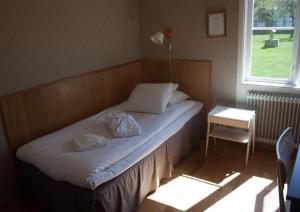 A bed or beds in a room at Pensionat Klåvasten
