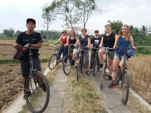 Montar en bicicleta en Rumah Dharma o alrededores