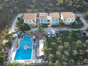 una vista aérea de una villa con piscina en Meraki Apartments and Studios, en Tolo