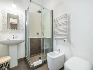 Un baño con ducha, inodoro y lavabo. en Sardinia Home Design, en Cagliari
