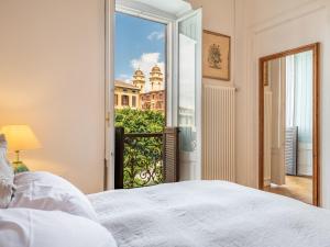 Un dormitorio con una cama y vistas a una ciudad. en Sardinia Home Design, en Cagliari