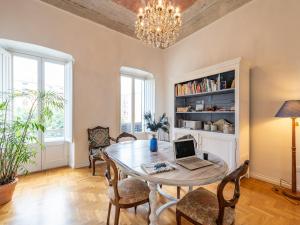 ein Esszimmer mit einem Tisch und einem Laptop darauf in der Unterkunft Sardinia Home Design in Cagliari