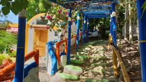 Casa de la Playa Beach Resort في سيكويجور: ممشى ازرق به سياج وزهور