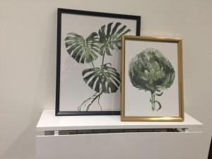 duas imagens emolduradas de plantas numa prateleira em Style di Elisabetta Notari em Borghesiana 