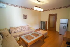 sala de estar con sofá y mesa en Apartment Geo Milev, en Plovdiv