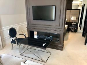 TV a/nebo společenská místnost v ubytování Hotel Mansor