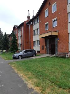 un coche aparcado frente a un edificio de ladrillo en Apartment Nada, en Belišće