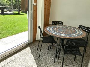 una mesa y sillas en un patio en Casa Grace, en Brione