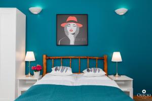 1 dormitorio con 1 cama con un esqueleto con sombrero en OLECKI Holiday Haus en Dźwirzyno
