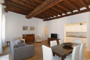 sala de estar con mesa y sillas en Ca' Zacco, en Venecia