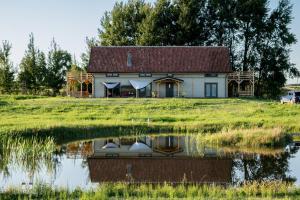 Gedung tempat farm stay berlokasi