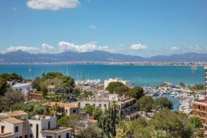 Blick auf eine Stadt mit Booten im Wasser in der Unterkunft Seramar Hotel Luna Park Adults Only in El Arenal