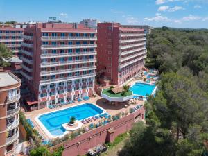 una vista aérea de un hotel con piscina en Seramar Hotel Luna Park Adults Only en El Arenal