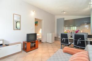 salon z kanapą i telewizorem w obiekcie Apartment Vesna 1642 w Puli