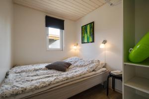 En eller flere senge i et værelse på Læsø Camping & Hytteby