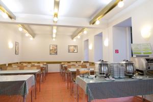 a dining room with tables and chairs and a cafeteria at Jugendherberge Wien - Myrthengasse in Vienna