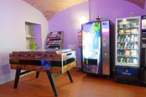 eine Videospielkonsole neben einem Automaten in der Unterkunft Jugendherberge Wien - Myrthengasse in Wien