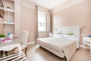 une chambre avec un lit, un bureau et une fenêtre dans l'établissement Le Stanze Di Elle, à Rome
